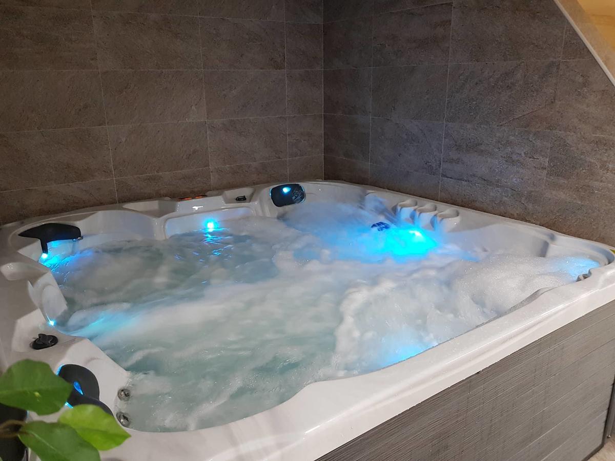 Statek 3 - Wellness & Spa Hotel ฮลูโบกา นาด เวิลตาวู ภายนอก รูปภาพ