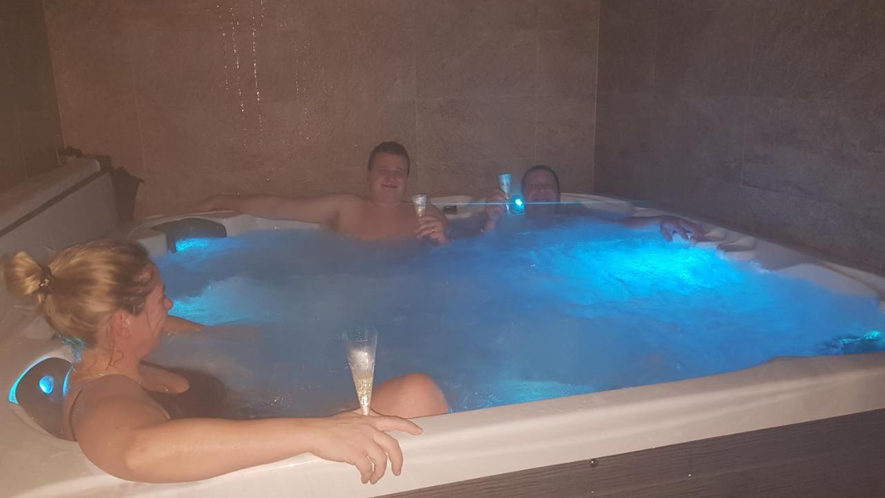 Statek 3 - Wellness & Spa Hotel ฮลูโบกา นาด เวิลตาวู ภายนอก รูปภาพ