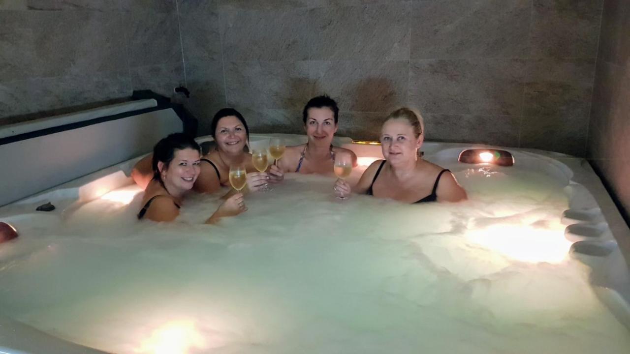 Statek 3 - Wellness & Spa Hotel ฮลูโบกา นาด เวิลตาวู ภายนอก รูปภาพ